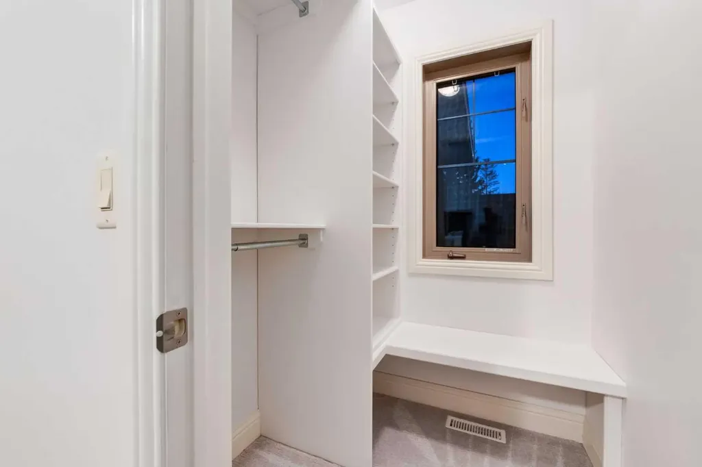 2021 32 Avenue SW Calgary AB T2T 1W7