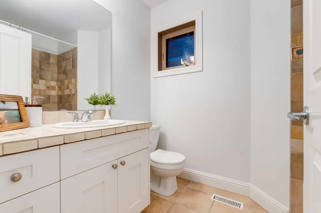 2021 32 Avenue SW Calgary AB T2T 1W7