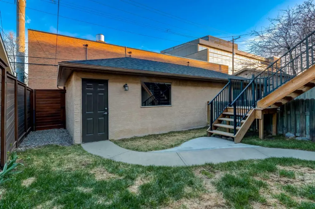 2021 32 Avenue SW Calgary AB T2T 1W7