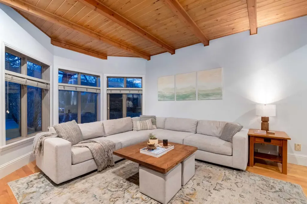 2021 32 Avenue SW Calgary AB T2T 1W7
