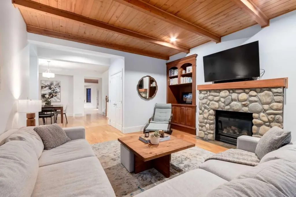 2021 32 Avenue SW Calgary AB T2T 1W7