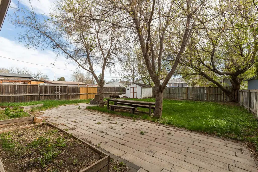 1414 13 Avenue S Lethbridge AB T1K 0R5