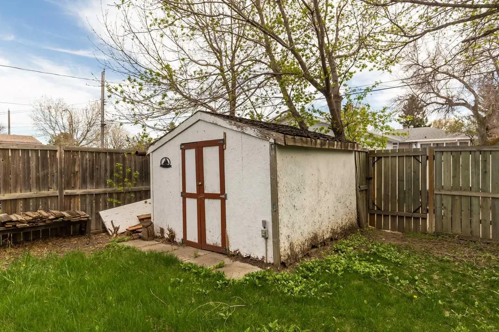 1414 13 Avenue S Lethbridge AB T1K 0R5