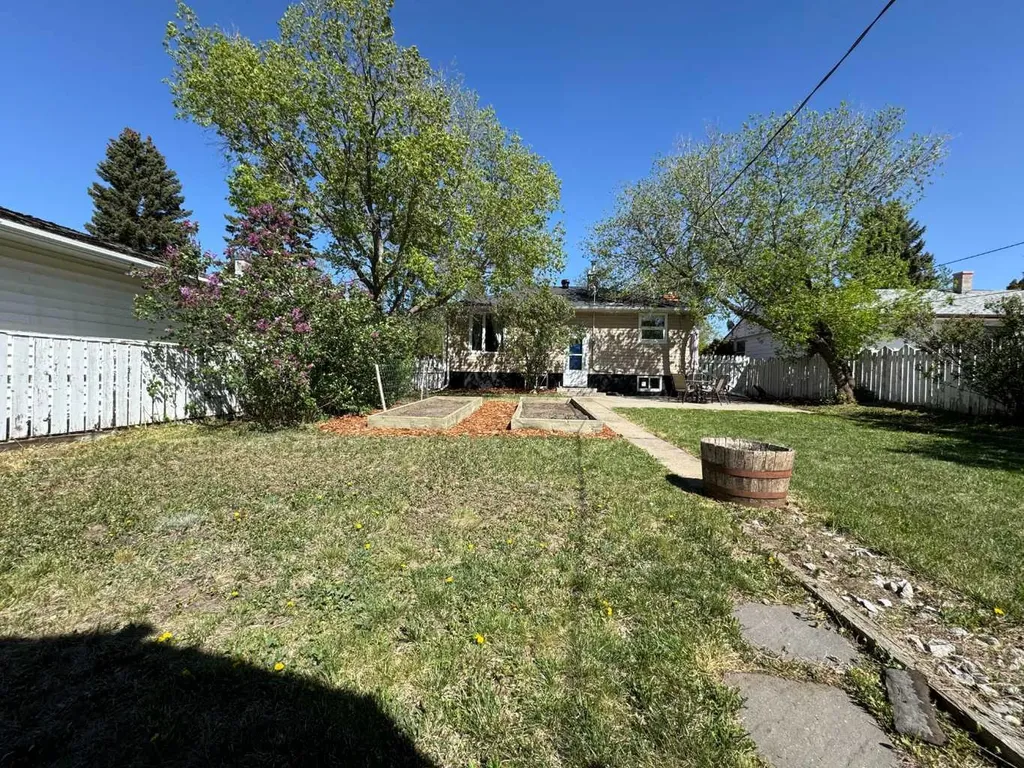 628 19th Street S Lethbridge AB T1J 3G7