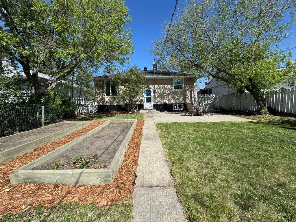 628 19th Street S Lethbridge AB T1J 3G7