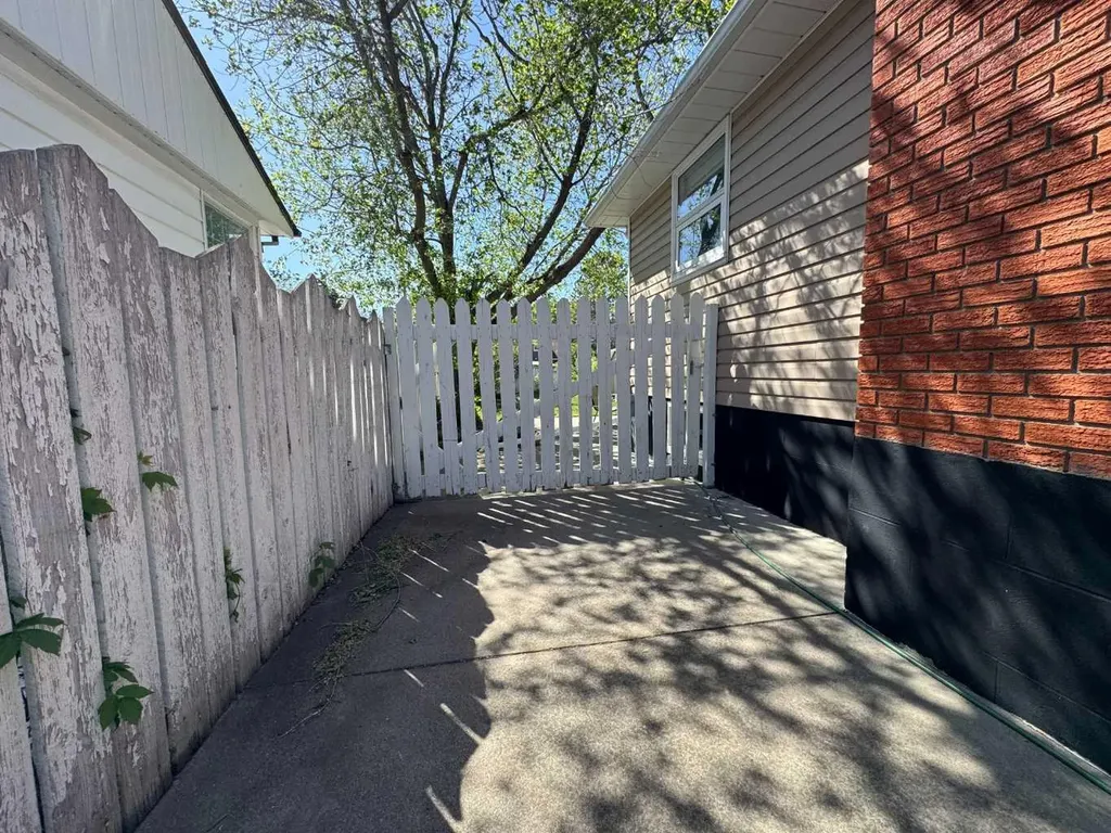 628 19th Street S Lethbridge AB T1J 3G7