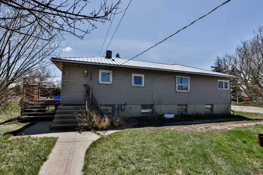 209 3 Avenue Warner AB T0K 2L0