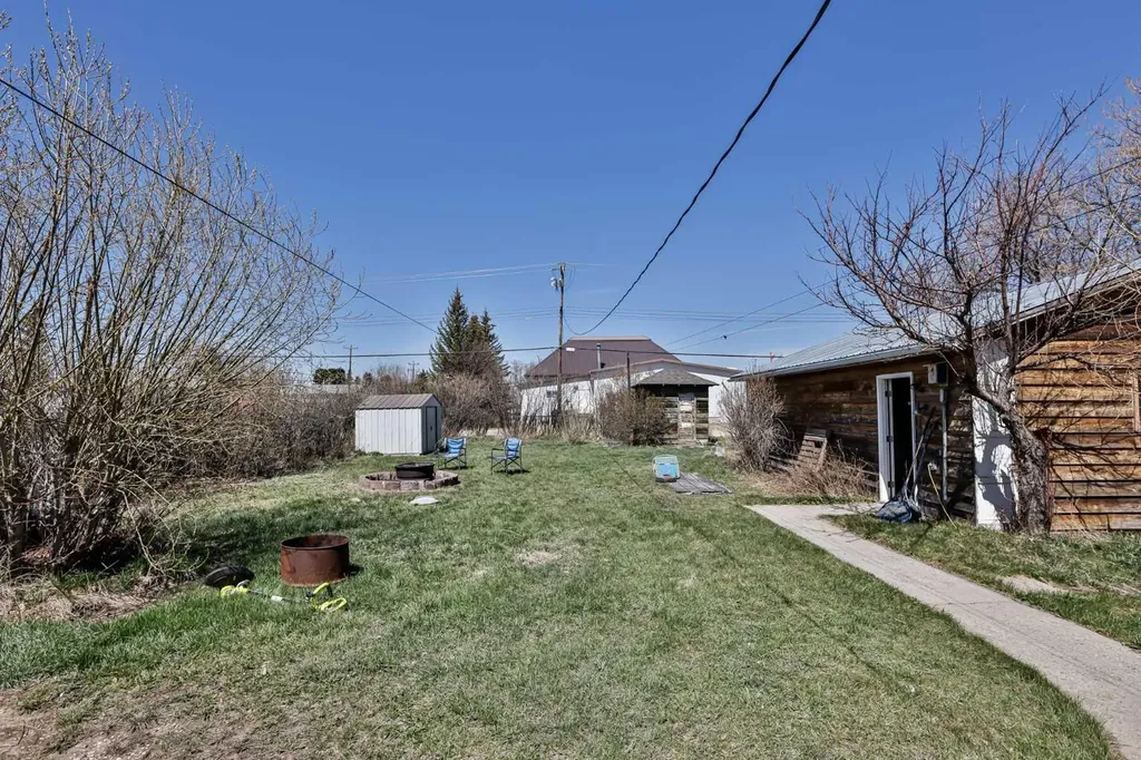 209 3 Avenue Warner AB T0K 2L0