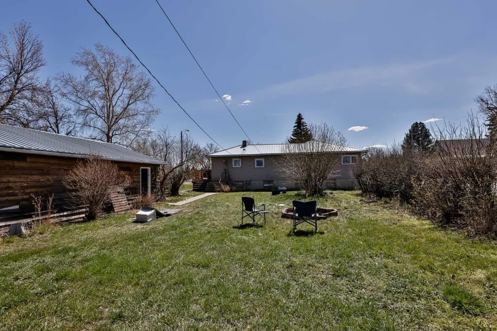 209 3 Avenue Warner AB T0K 2L0