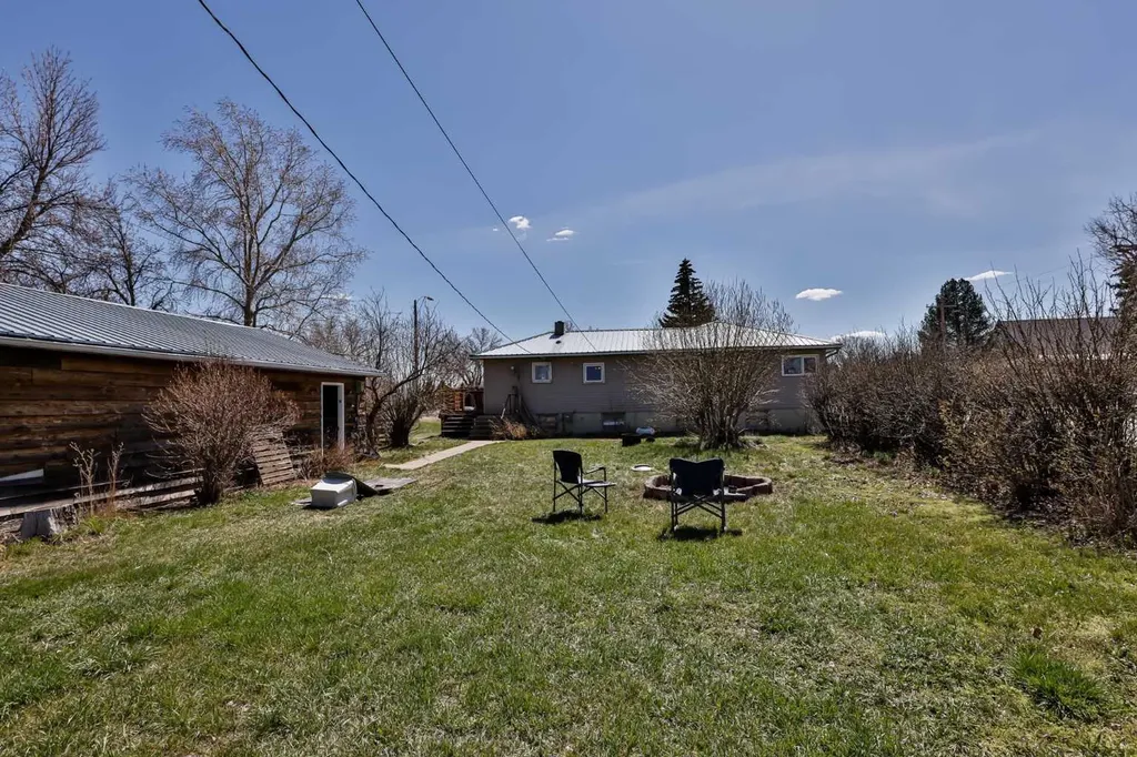 209 3 Avenue Warner AB T0K 2L0