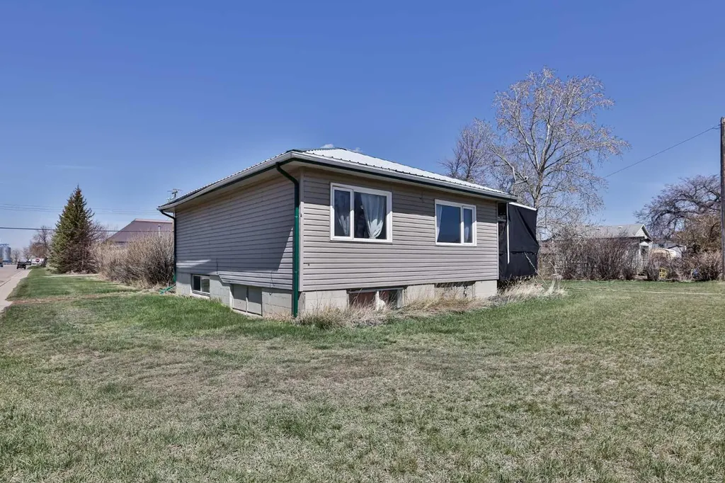 209 3 Avenue Warner AB T0K 2L0