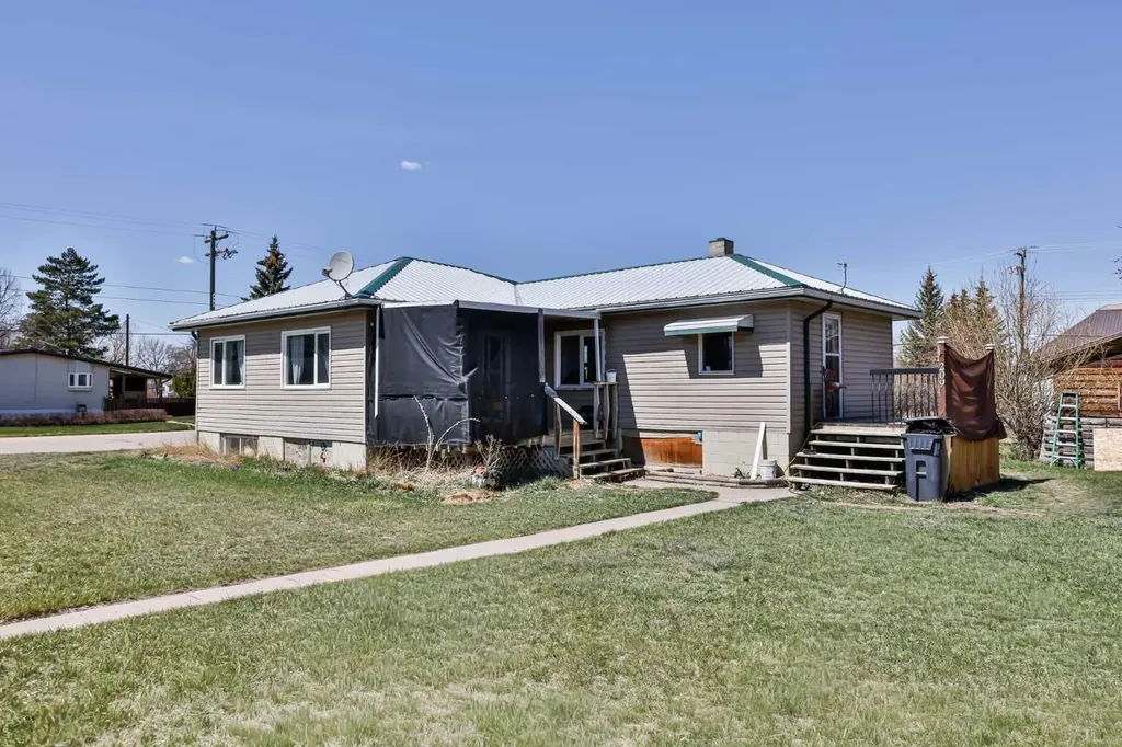 209 3 Avenue Warner AB T0K 2L0