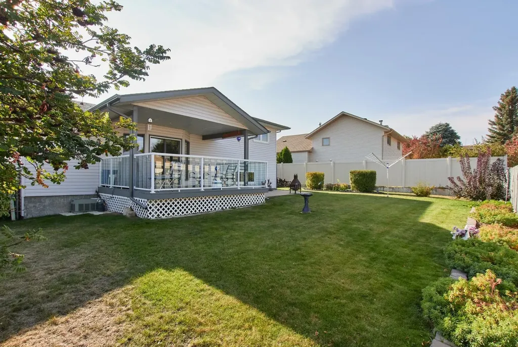 6 Redwood Place SE Medicine Hat AB T1B 4A1