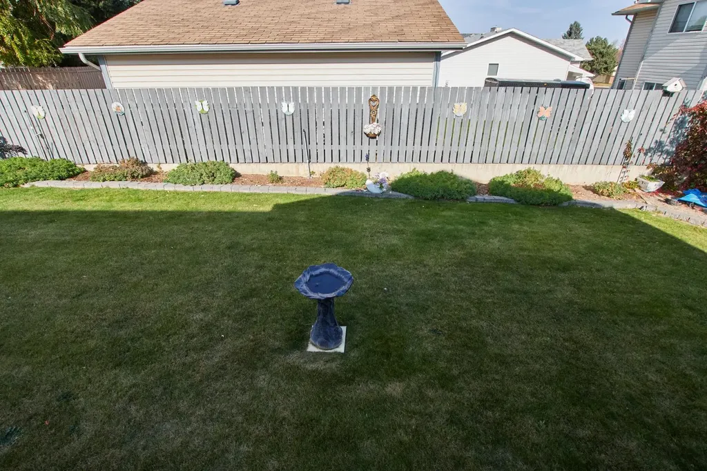 6 Redwood Place SE Medicine Hat AB T1B 4A1