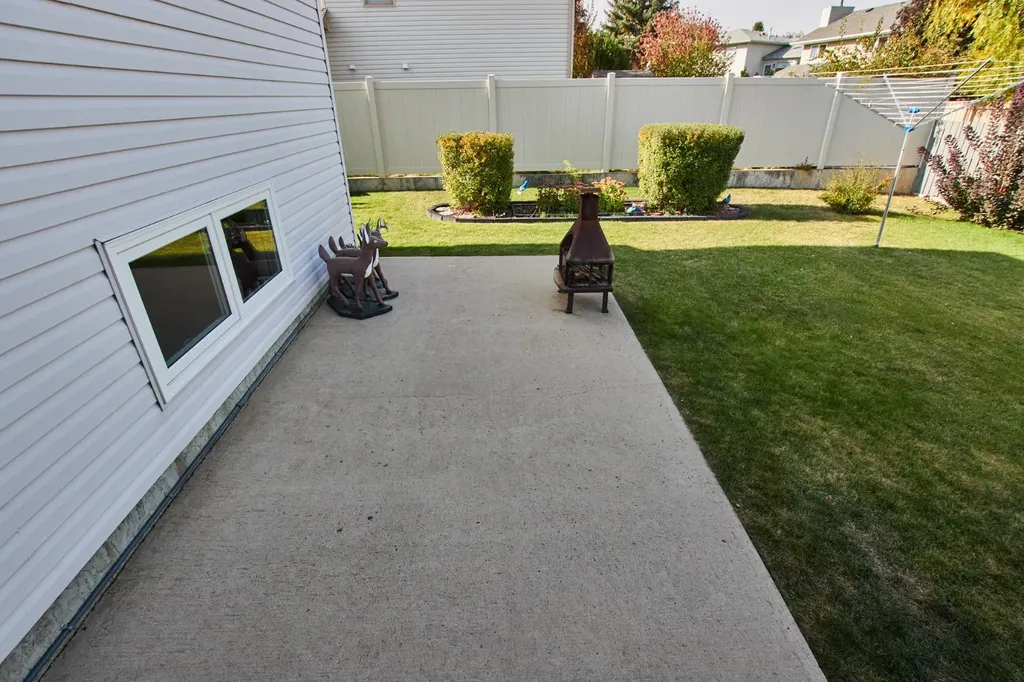6 Redwood Place SE Medicine Hat AB T1B 4A1