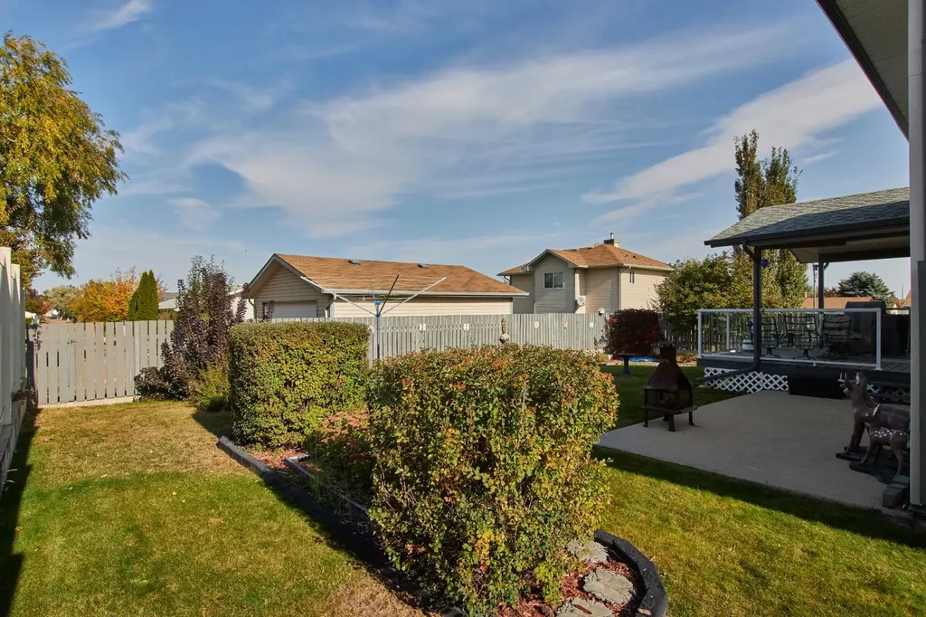6 Redwood Place SE Medicine Hat AB T1B 4A1