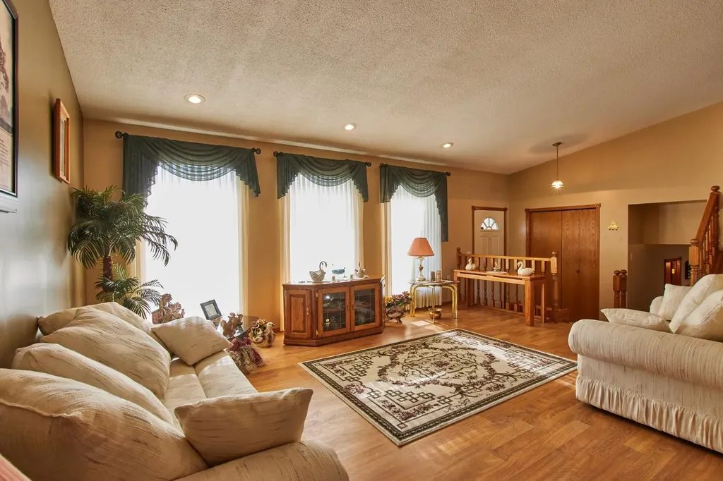 6 Redwood Place SE Medicine Hat AB T1B 4A1