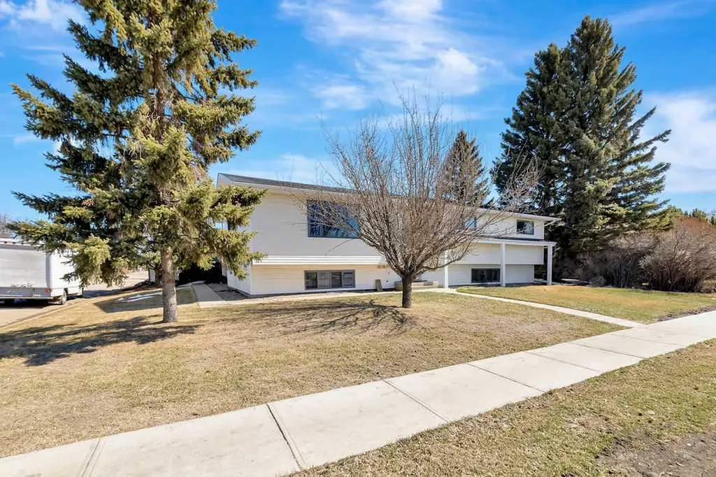 1206 1 Avenue Wainwright AB T9W 5A1