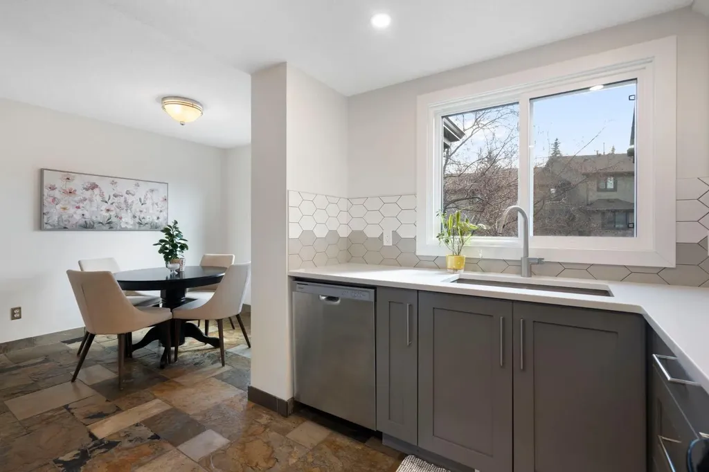 18 Glamis Gardens SW Calgary AB T3E 6S4