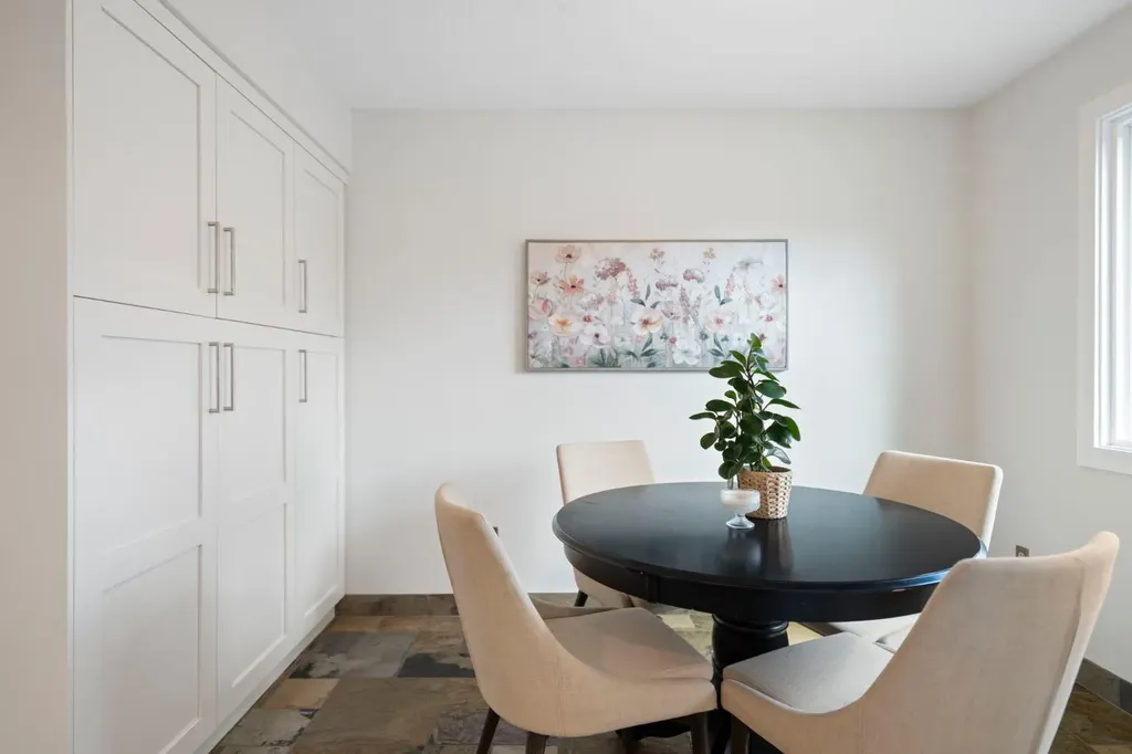 18 Glamis Gardens SW Calgary AB T3E 6S4