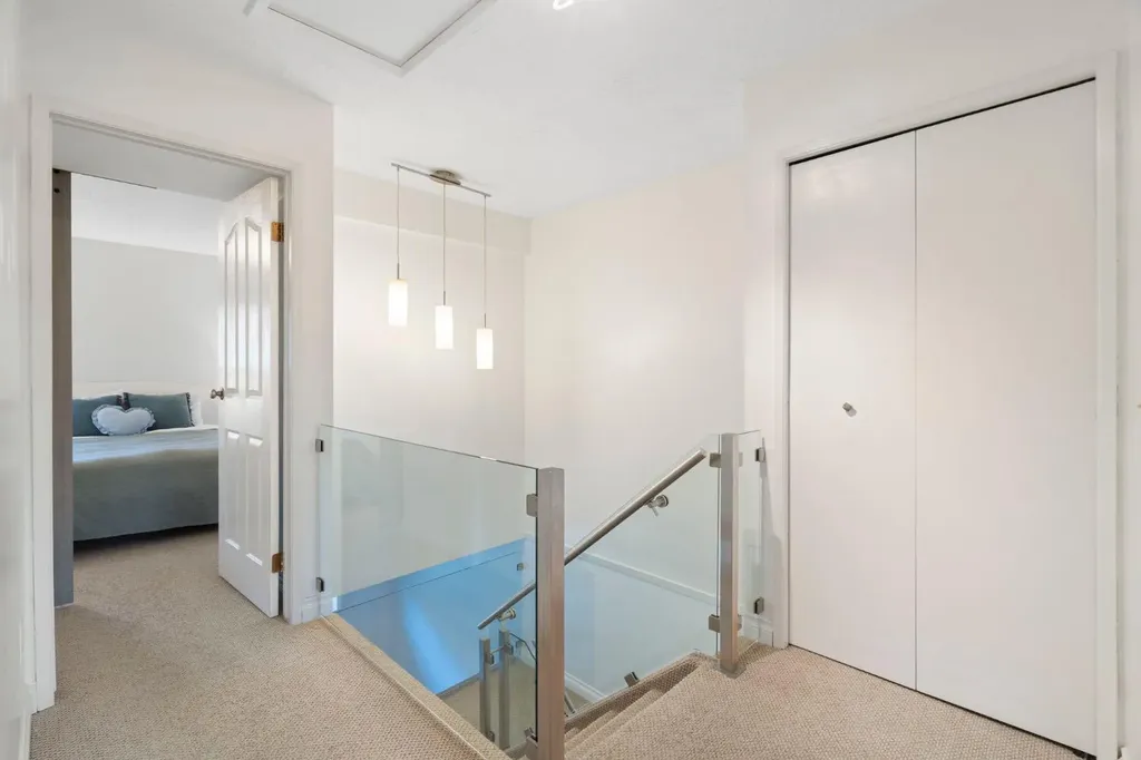 18 Glamis Gardens SW Calgary AB T3E 6S4
