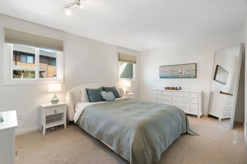 18 Glamis Gardens SW Calgary AB T3E 6S4