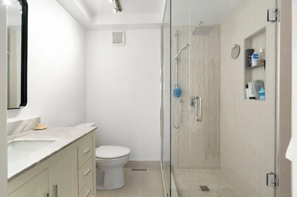 18 Glamis Gardens SW Calgary AB T3E 6S4