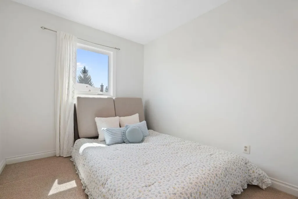 18 Glamis Gardens SW Calgary AB T3E 6S4