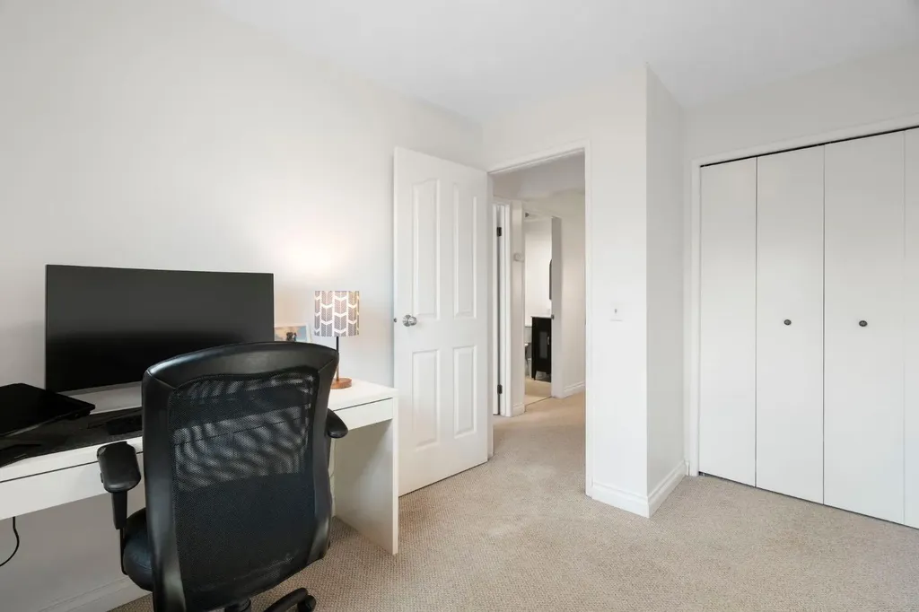 18 Glamis Gardens SW Calgary AB T3E 6S4
