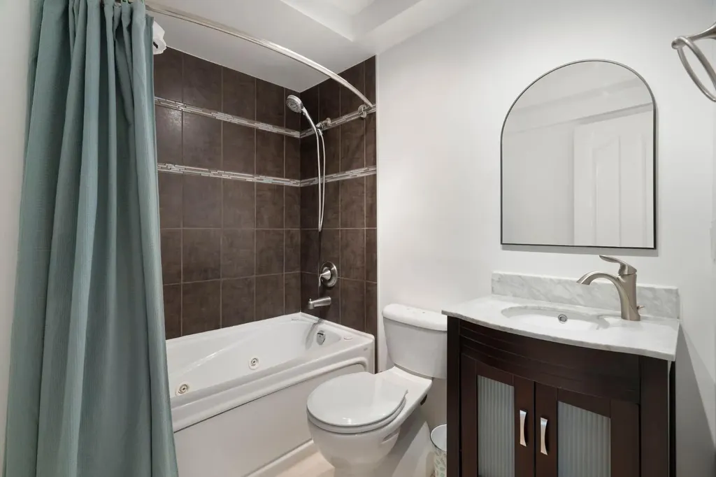 18 Glamis Gardens SW Calgary AB T3E 6S4