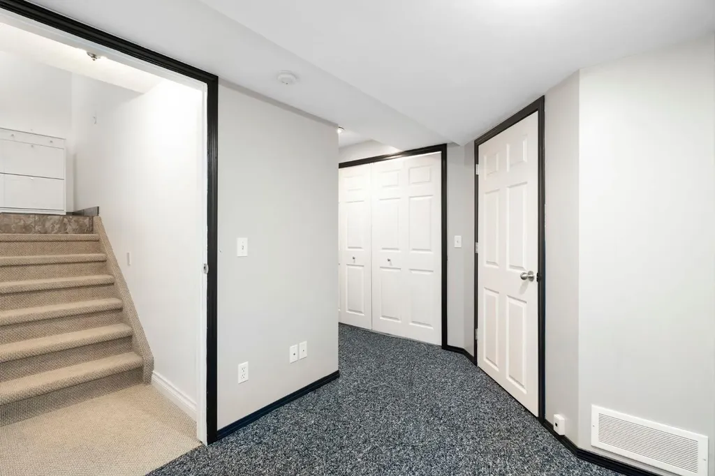 18 Glamis Gardens SW Calgary AB T3E 6S4