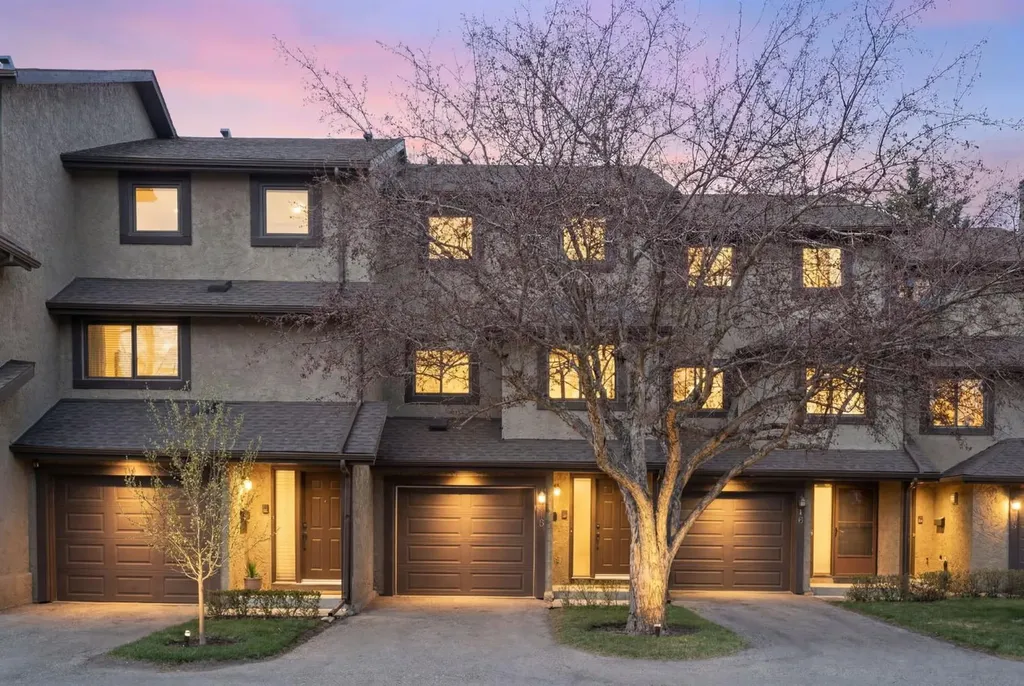 18 Glamis Gardens SW Calgary AB T3E 6S4