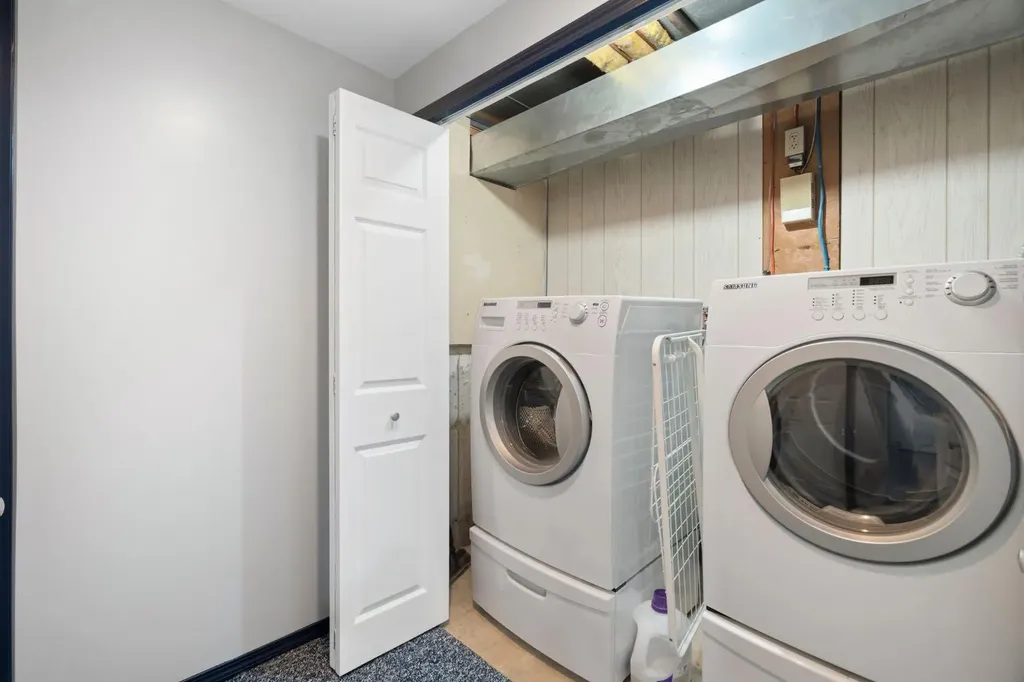 18 Glamis Gardens SW Calgary AB T3E 6S4