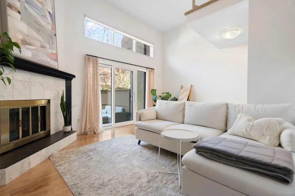 18 Glamis Gardens SW Calgary AB T3E 6S4