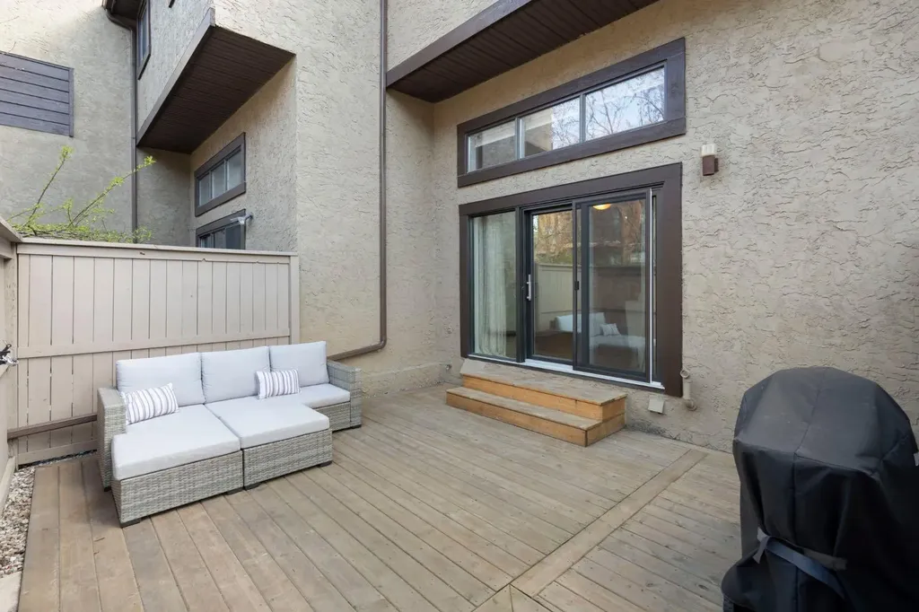 18 Glamis Gardens SW Calgary AB T3E 6S4