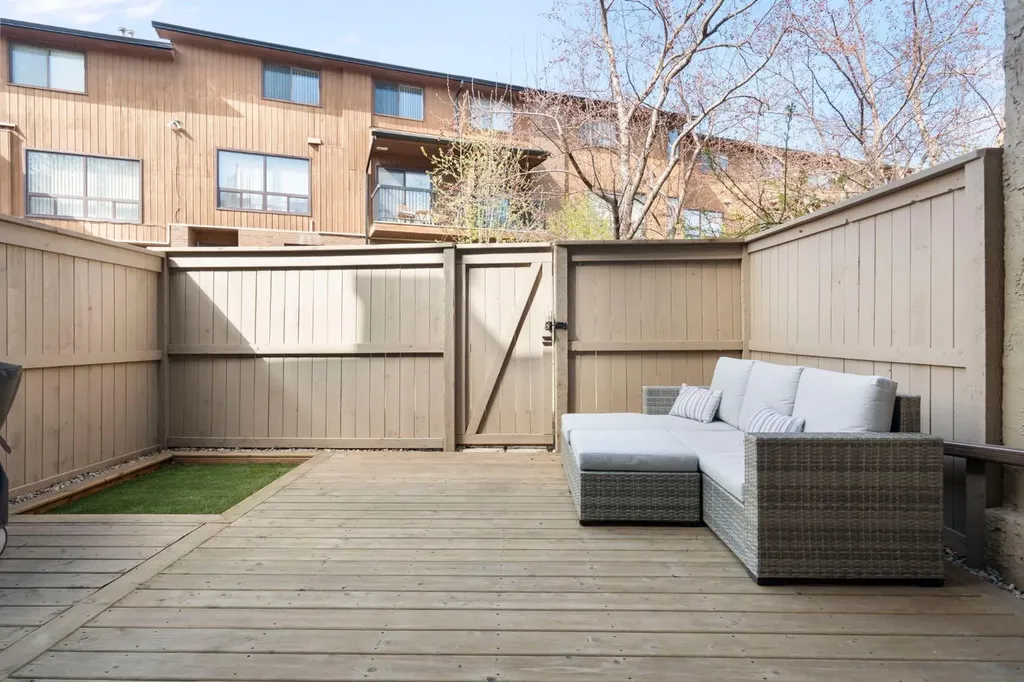 18 Glamis Gardens SW Calgary AB T3E 6S4