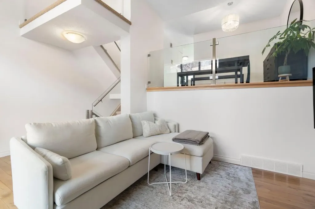 18 Glamis Gardens SW Calgary AB T3E 6S4