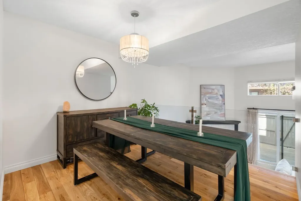 18 Glamis Gardens SW Calgary AB T3E 6S4