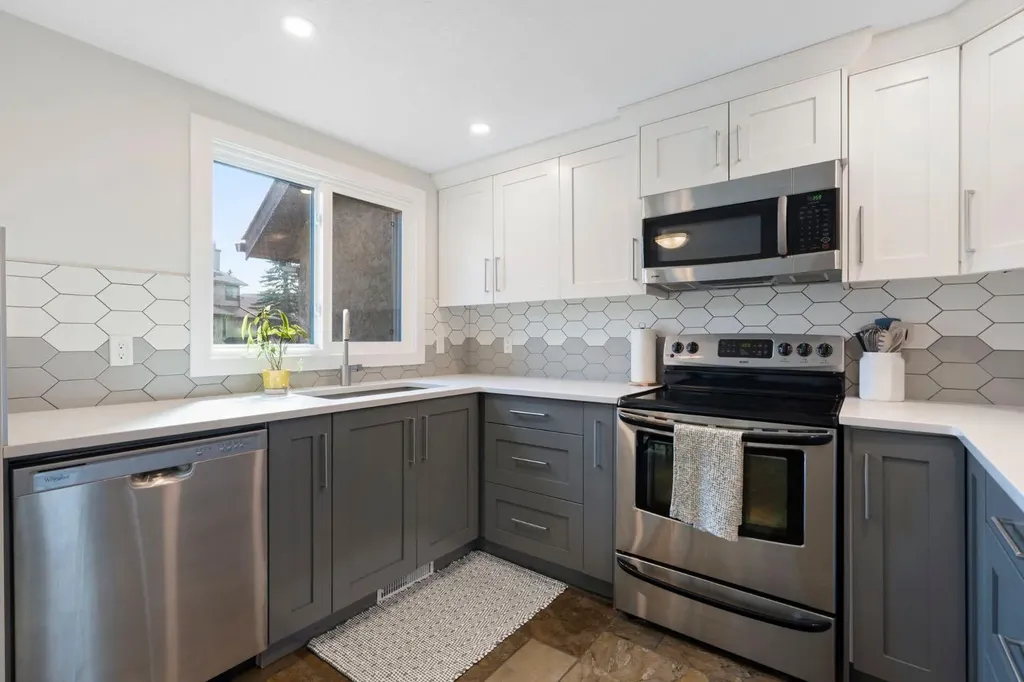18 Glamis Gardens SW Calgary AB T3E 6S4