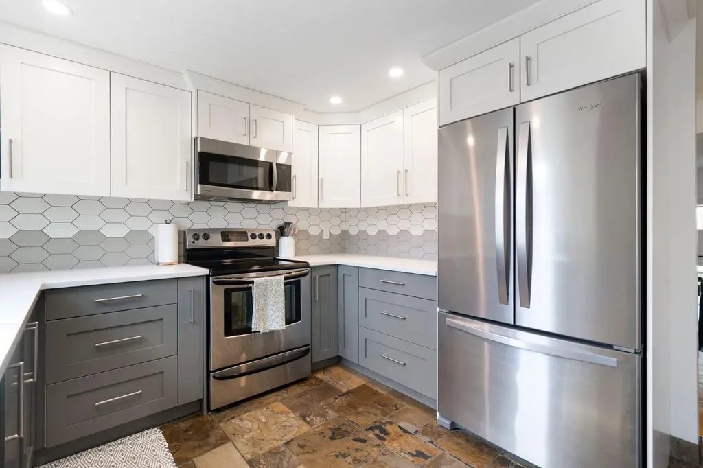 18 Glamis Gardens SW Calgary AB T3E 6S4