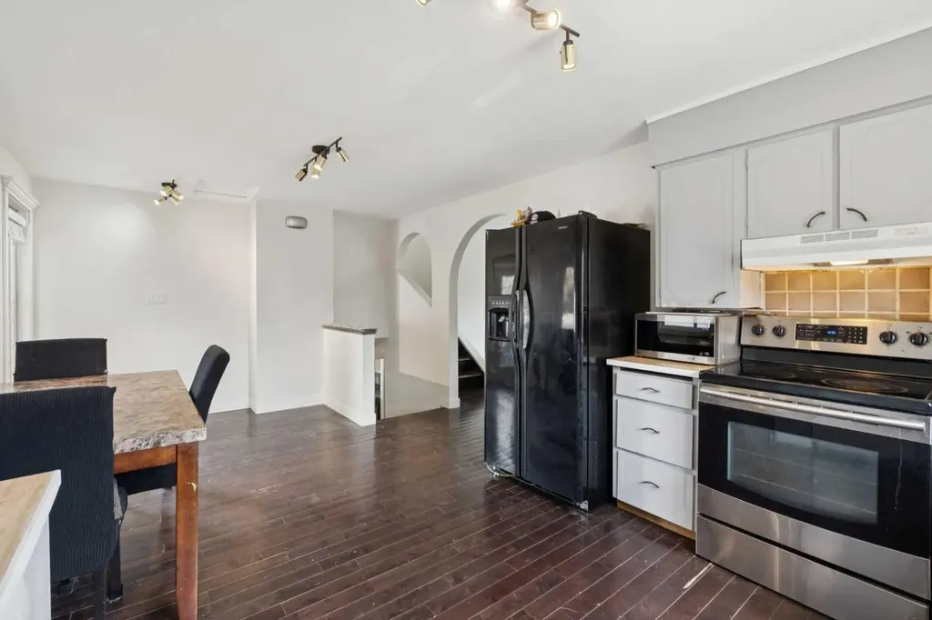 214 Springwood Place SW Calgary AB T2W 0L3