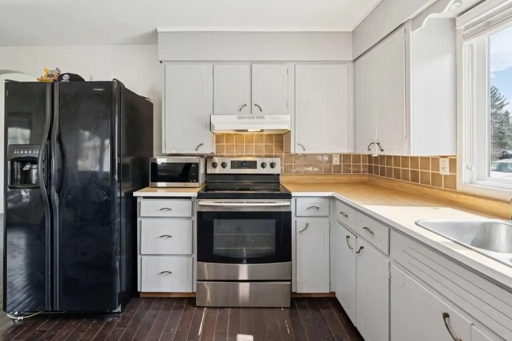 214 Springwood Place SW Calgary AB T2W 0L3