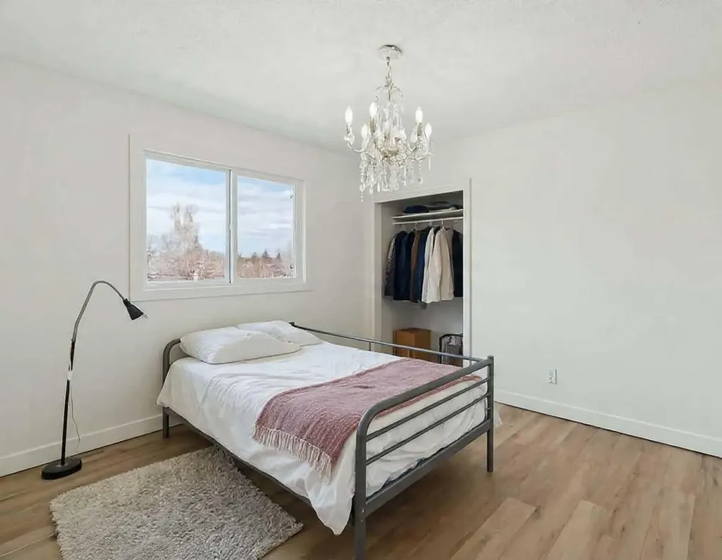 214 Springwood Place SW Calgary AB T2W 0L3