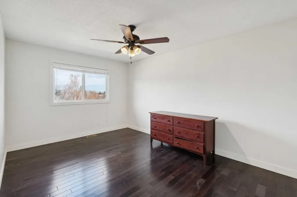 214 Springwood Place SW Calgary AB T2W 0L3