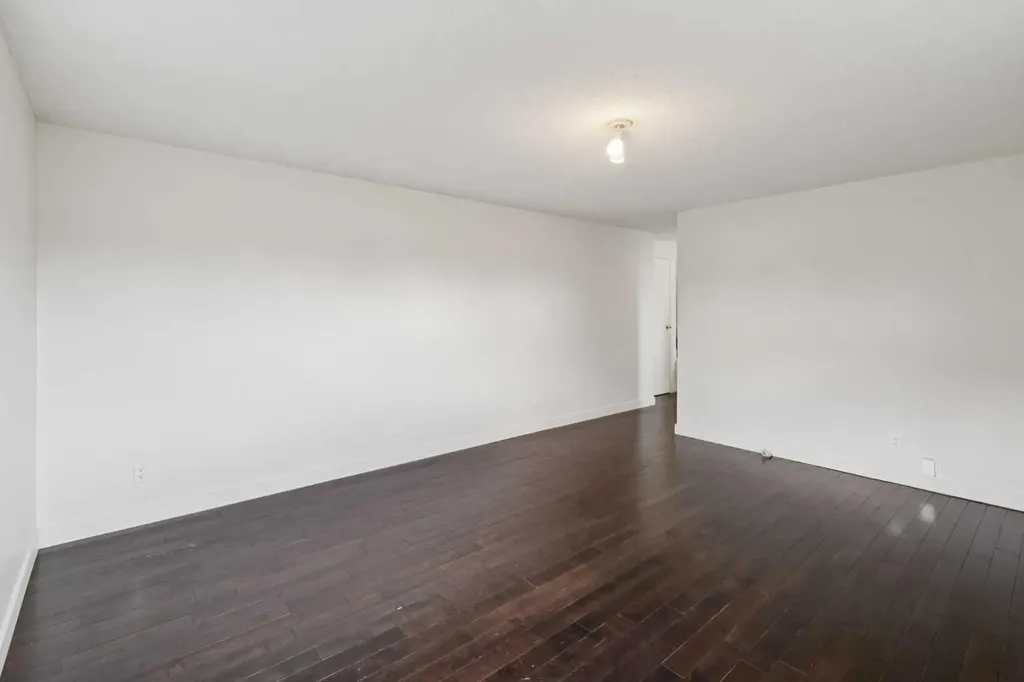 214 Springwood Place SW Calgary AB T2W 0L3