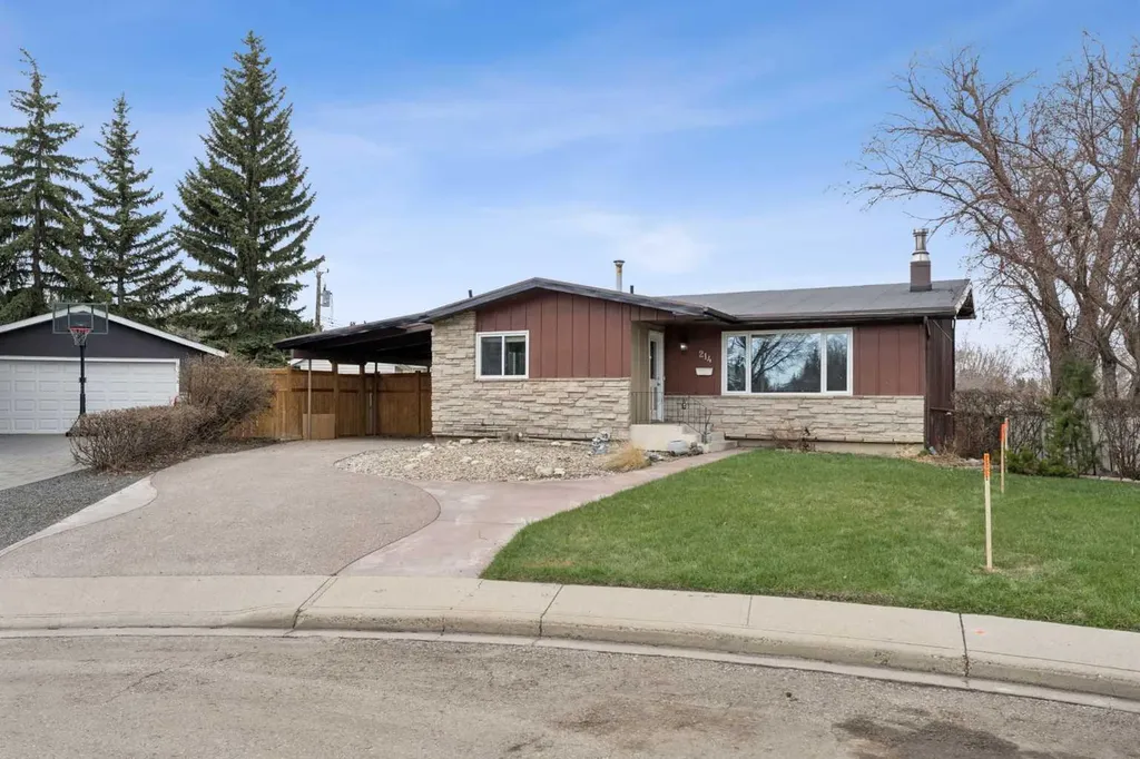 214 Springwood Place SW Calgary AB T2W 0L3