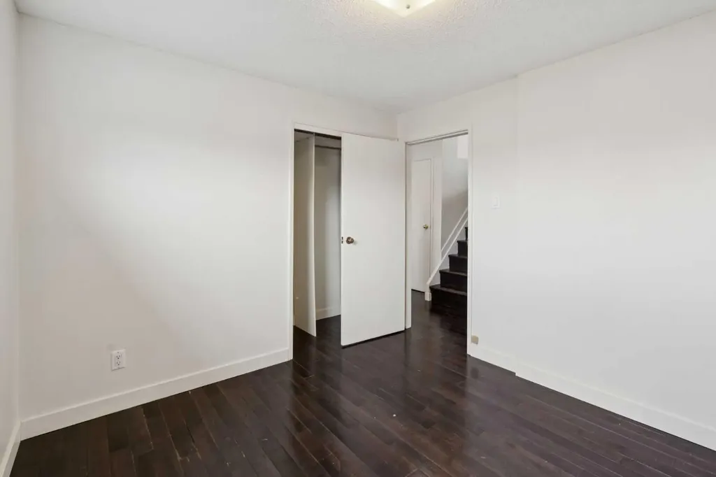 214 Springwood Place SW Calgary AB T2W 0L3
