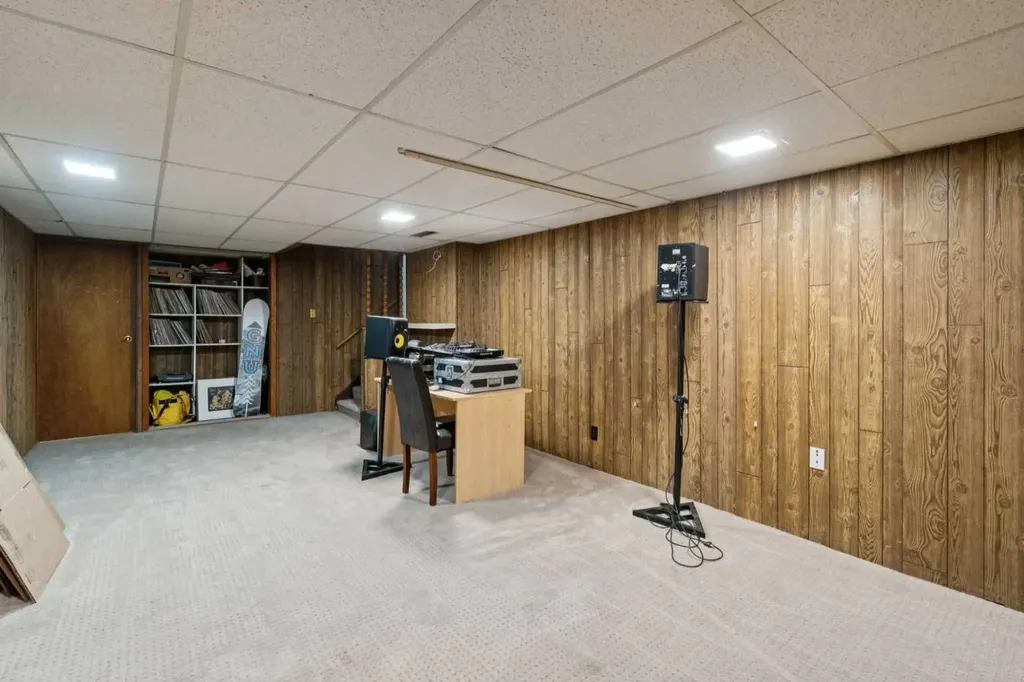 214 Springwood Place SW Calgary AB T2W 0L3