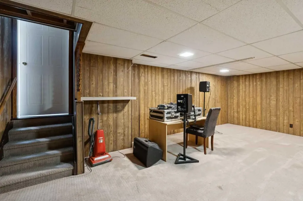 214 Springwood Place SW Calgary AB T2W 0L3