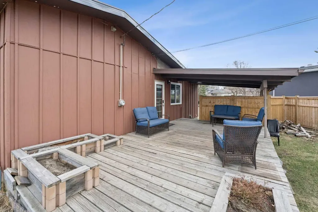 214 Springwood Place SW Calgary AB T2W 0L3
